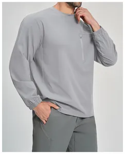 Dettaglio maglia sportiva grigia da uomo a maniche lunghe in tessuto tecnico.