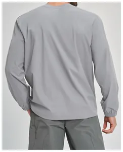 Vista posteriore di una maglia a maniche lunghe grigia riciclata da uomo sport.