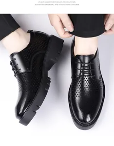 Gros plan de chaussures de ville en cuir perforé noir avec talon de 8 à 10 cm