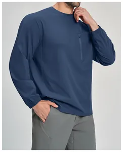 Dettaglio maglia sportiva blu ecologica a maniche lunghe da uomo per escursionismo
