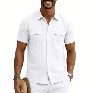 Vue détaillée d'une chemise en lin blanc à manches courtes pour homme avec poches