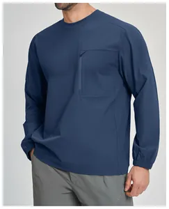 Vista dettagliata della maglia sportiva blu navy con pratica tasca sul petto con cerniera