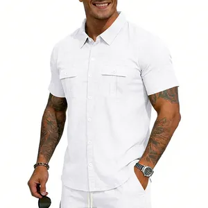Vue détaillée d'une chemise en lin blanche pour homme avec col classique et deux poches
