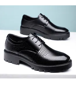 Vue détaillée de chaussures de ville noires perforées pour hommes à semelles compensées