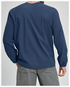 Vista posteriore di una maglia sportiva a maniche lunghe blu scuro da uomo