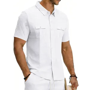 Détail d'une chemise d'été en lin blanc pour hommes avec poches poitrine et revers.