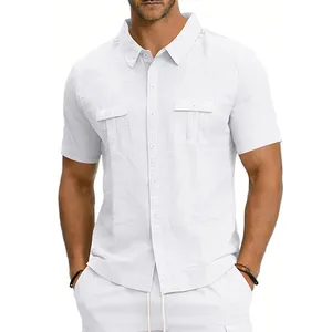 Détail d'une chemise à manches courtes en lin blanc pour homme avec poches de poitrine