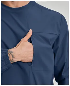 Dettaglio della tasca pettorale con cerniera verticale sulla maglia sportiva blu uomo
