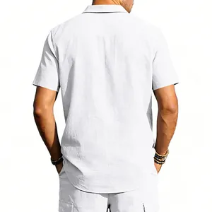 Vue arrière détaillée d'une chemise en lin blanc à manches courtes et d'un short cargo.