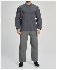 Maglia sportiva outdoor grigia da uomo a maniche lunghe con tasca sul petto e zip