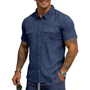 Vue détaillée d'une chemise en lin bleu marine à manches courtes pour homme avec poches cargo