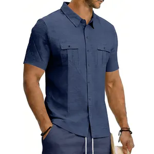Vue détaillée de la chemise cargo en lin bleu respirant avec deux poches sur la poitrine.