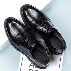 Chaussures de ville professionnelles noires pour hommes avec talon compensé invisible.