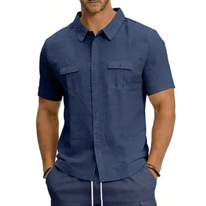 Vue détaillée d'une chemise pour homme en lin bleu marine à manches courtes et poches