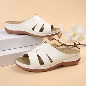 Sandalias blancas de plataforma cómodas para mujer con diseño calado elegante