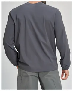 Vista posteriore dettagliata di una maglia sportiva grigia a maniche lunghe da uomo