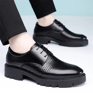 Chaussures de ville en cuir noir perforé pour hommes avec semelle compensée épaisse