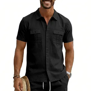 Détail de la chemise en lin noir avec deux poches poitrine et col à revers