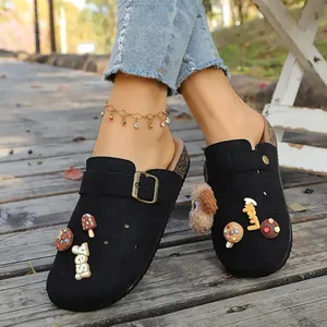 Sabot neri retrò con zeppa stile Birkenstock con ciondoli a cartone animato e dettaglio orsetto
