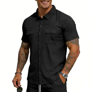 Vue détaillée de la chemise cargo en lin noir respirant avec deux poches de poitrine