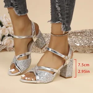 Elegantes sandalias plateadas de purpurina con tacón de bloque de 7,5 cm y punta
