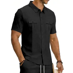Détail d'une chemise noire en lin à manches courtes pour hommes avec poches.