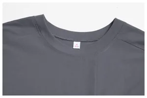 Dettaglio del girocollo e dell'etichetta della taglia sulla maglia sportiva grigia