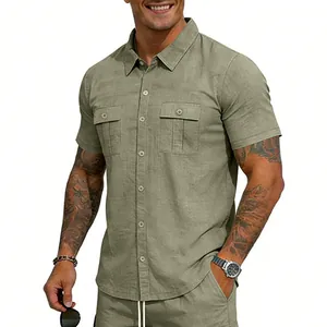 Détail d'une chemise à manches courtes en lin vert olive pour homme avec deux poches