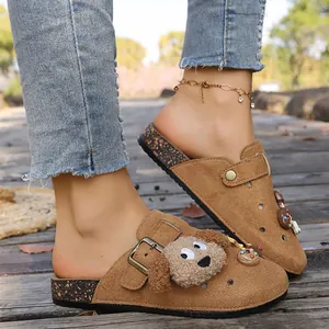 Dettaglio di sabot in camoscio marrone stile Birkenstock con simpatico cane in stile cartone