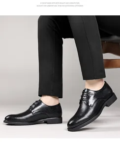 Hochwertige Nahaufnahme der schwarzen perforierten Lederschuhe mit Schnürung für Herren.