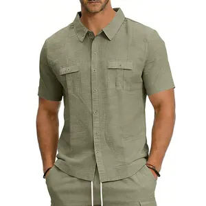 Vue détaillée d'une chemise homme en lin vert olive à manches courtes et poches.