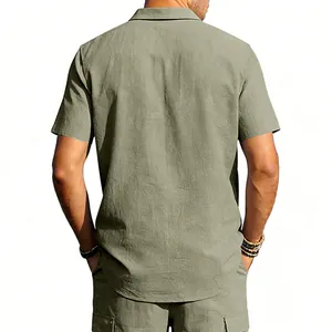 Vue arrière d'une chemise cargo respirante à manches courtes en lin vert olive pour hommes.