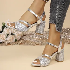 Elegantes sandalias plateadas con purpurina y tacón ancho para bodas y fiestas de gala.