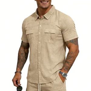 Détail d'une chemise boutonnée en lin kaki pour homme avec deux poches sur la poitrine