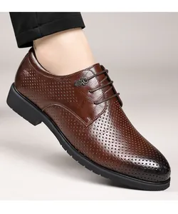 Nahaufnahme von braunen perforierten Oxford-Schuhen für Herren mit eleganter Schnürung