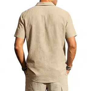 Vue arrière d'une chemise décontractée en lin kaki à manches courtes pour homme en été