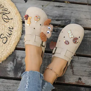 Vista dettagliata di zoccoli beige con zeppa in stile Birkenstock con ciondoli carini