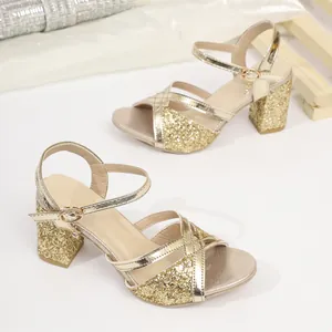 Elegantes sandalias doradas de tacón ancho con acabado de purpurina y puntera cuadrada chic
