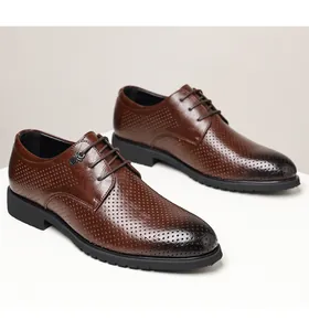 Klassische braune Derby-Schnürschuhe für Herren mit perforiertem Lochmuster-Detaildesign