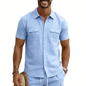 Chemise d'été en lin bleu clair pour homme avec manches courtes et poches cargo.