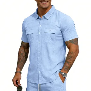 Vue détaillée de la chemise en lin bleu clair pour hommes avec deux poches poitrine
