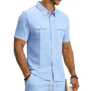 Gros plan d'un ensemble chemise à manches courtes en lin bleu clair pour hommes.