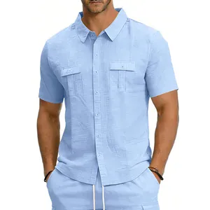 Détail de chemise en lin à manches courtes bleu clair pour homme avec deux poches