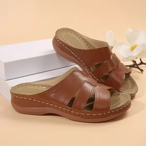 Cómodas sandalias de cuña marrones para mujer con elegante diseño de costuras y calados