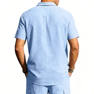 Vue arrière d'un ensemble décontracté chemise à manches courtes en lin bleu clair