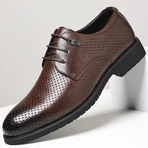 Scarpe da uomo eleganti in pelle traforata marrone ideali per uno stile business casual