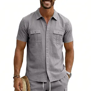 Vue détaillée d'une chemise grise en lin à manches courtes pour hommes avec poches