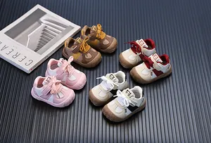 Vista dettagliata che mostra vari modelli di scarpe primi passi multicolori con suola morbida