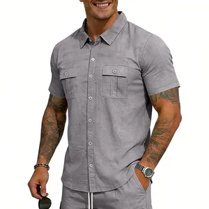 Détail montrant la texture de la chemise cargo grise à manches courtes pour hommes
