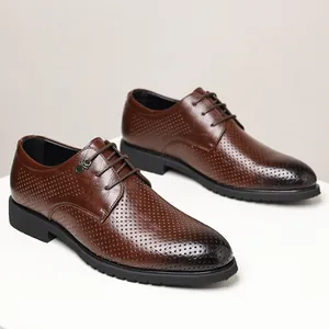 Scarpe stringate da uomo in pelle traforata marrone con suola in gomma nera robusta
